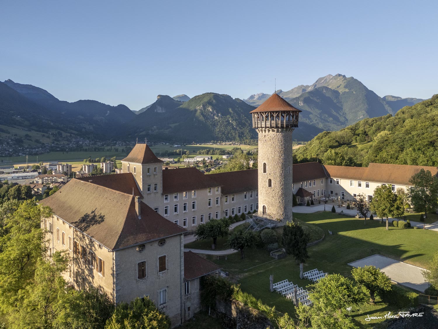 Savoies drone: Chateau de Faverges