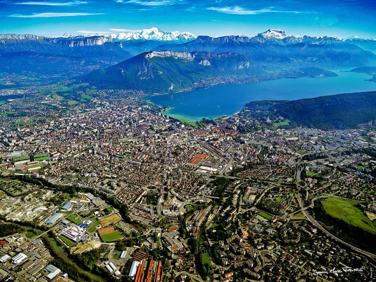 Vue aérienne d'Annecy - Engagements associatifs