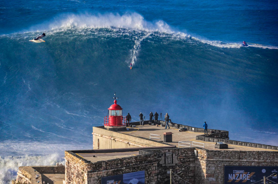 Nazaré surf background image